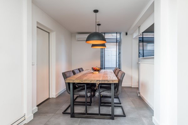 Foto - Verkocht onder voorbehoud: Instapklare gemoderniseerde hoekwoning uit 1920 met 4 slaapkamers, aanbouw met leef keuken en bijkeuken, eigen oprit (2 auto's) en een onderhoudsvriendelijke tuin gelegen op het Zuiden.